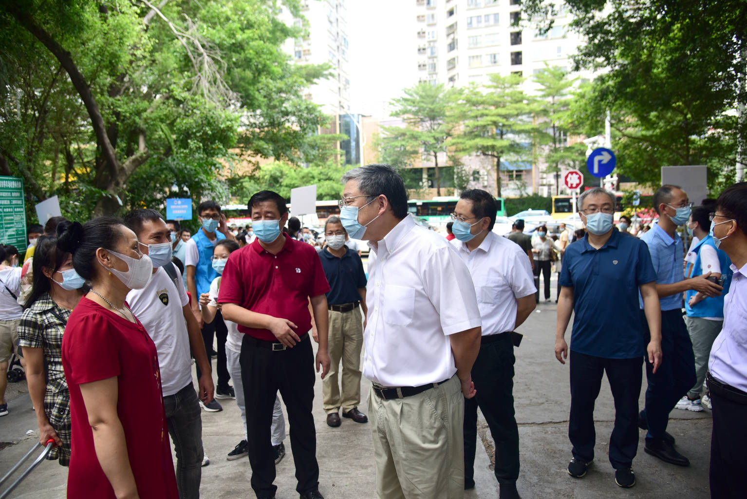 党委书记、校长李清泉在粤海校区正门口与新生家长交流2.jpg